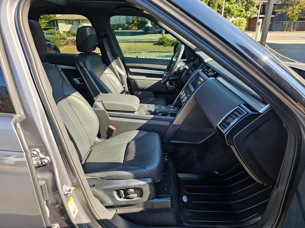 Used 2020 Land Rover Discovery Landmark image 30