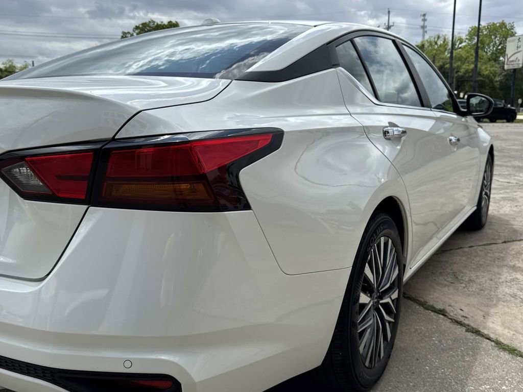 Used 2025 Nissan Altima 2.5 SV FWD image 14