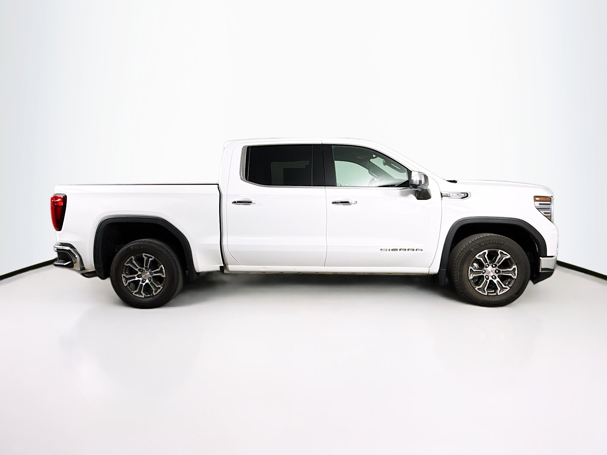 Used 2025 GMC Sierra 1500 SLT image 2