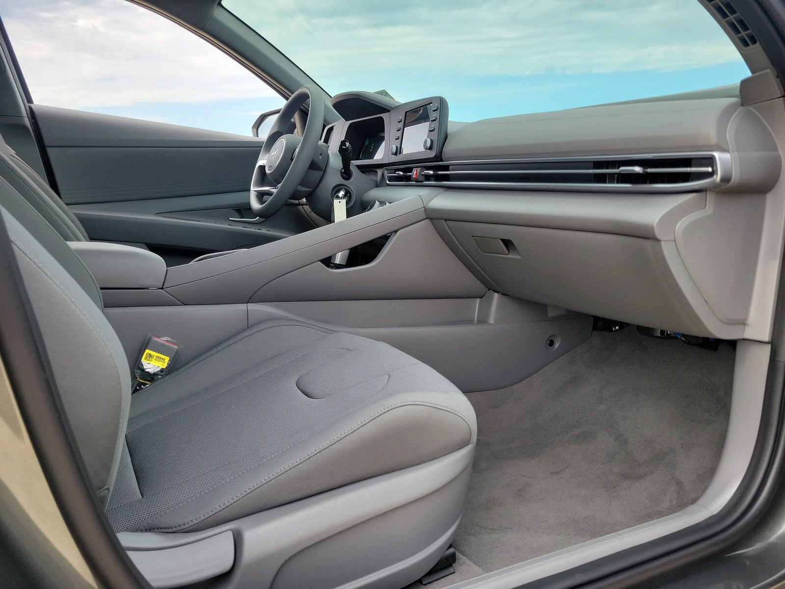 New 2026 Hyundai Elantra SE FWD image 17
