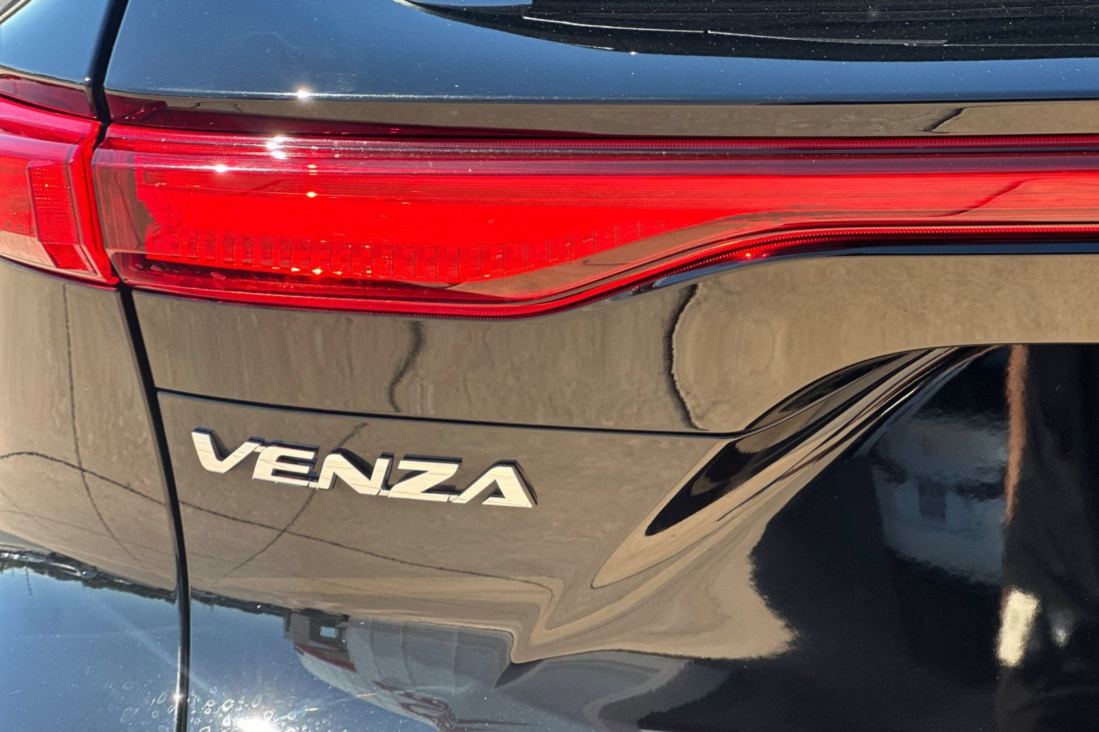 Certified 2021 Toyota Venza LE w/ Carpet Mat Package (TMS) AWD/4WD image 34