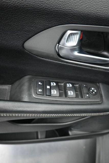 Used 2025 Chrysler Pacifica Select image 13