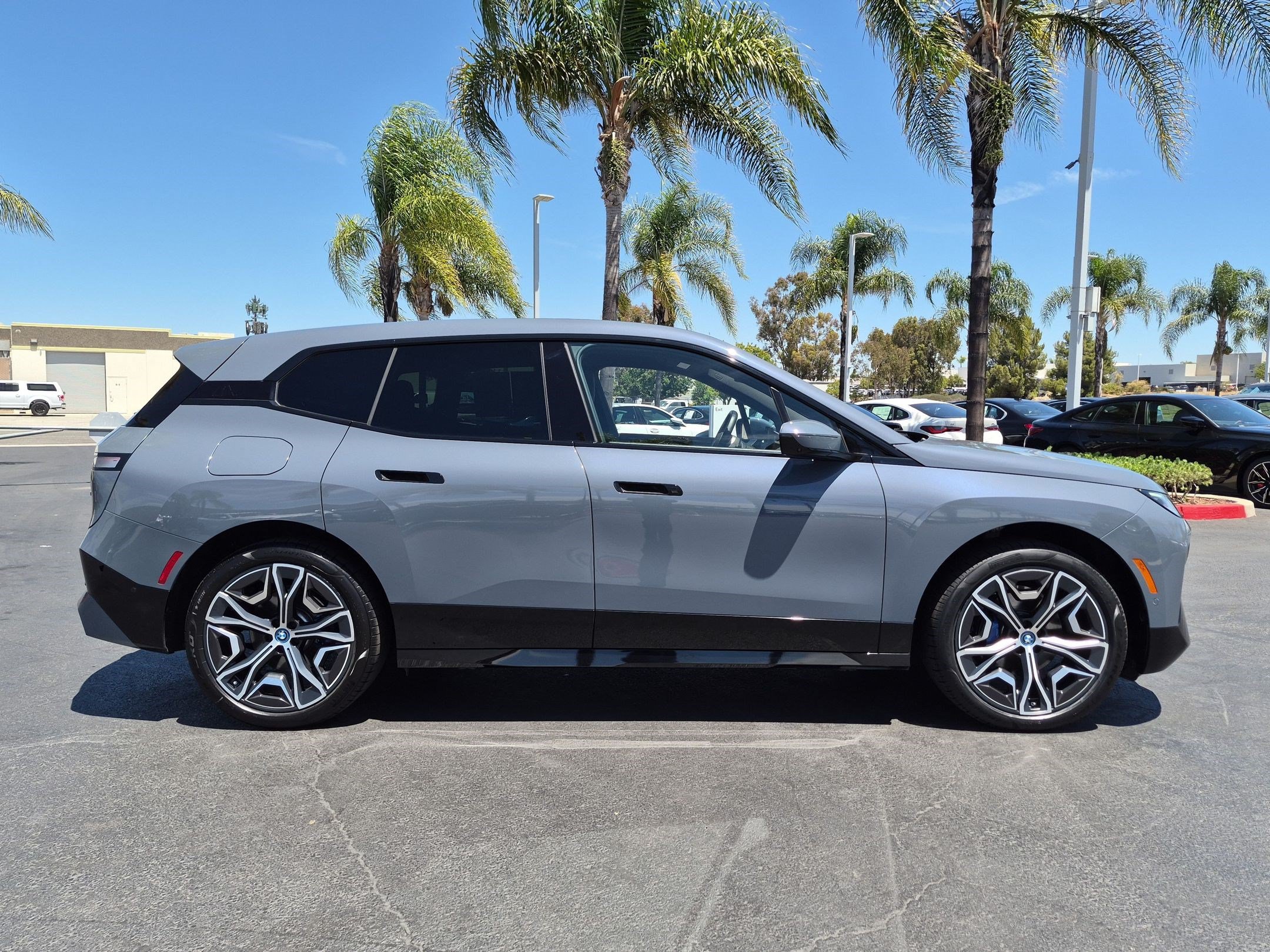 Used 2024 BMW iX xDrive50 w/ Sport Package AWD/4WD image 11