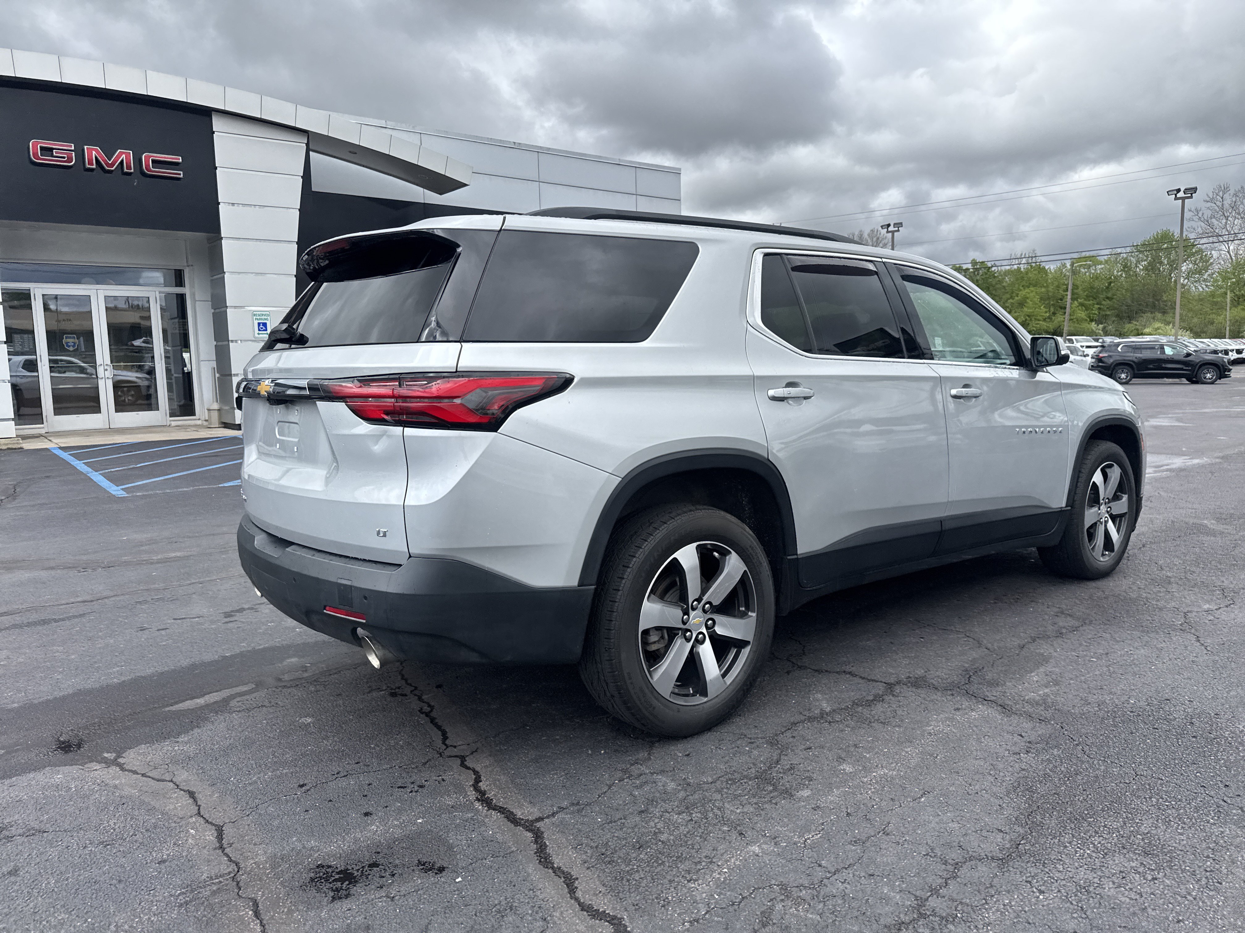 Used 2022 Chevrolet Traverse LT w/ LT Premium Package AWD/4WD image 3