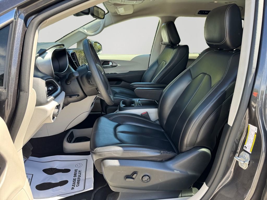 Used 2023 Chrysler Pacifica Touring-L FWD image 24