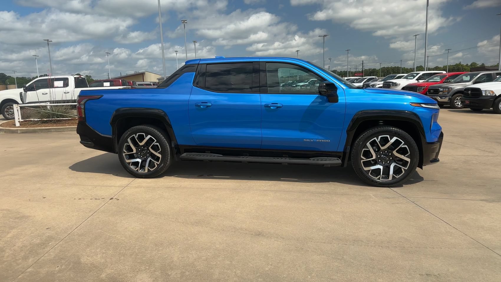 New 2025 Chevrolet Silverado EV RST AWD/4WD image 9