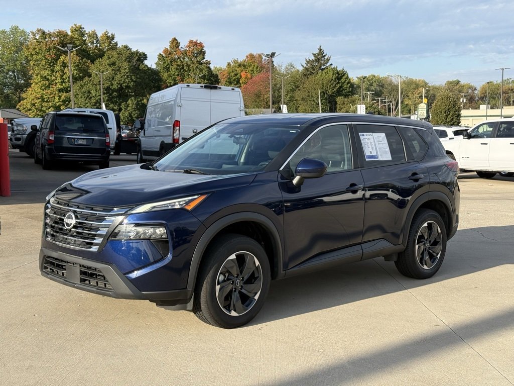 Used 2024 Nissan Rogue SV image 3