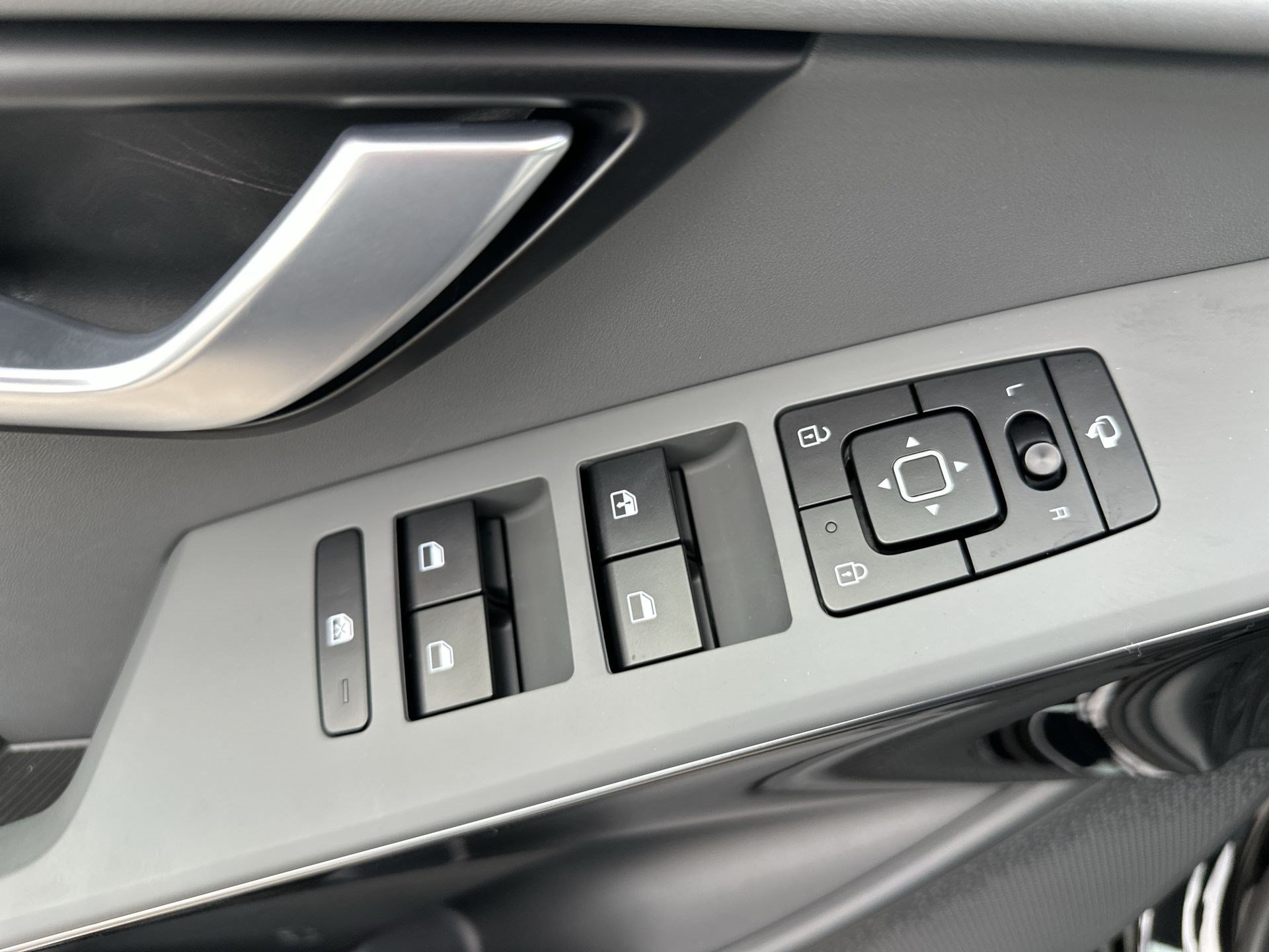 Certified 2025 Kia Niro EX Touring FWD image 15