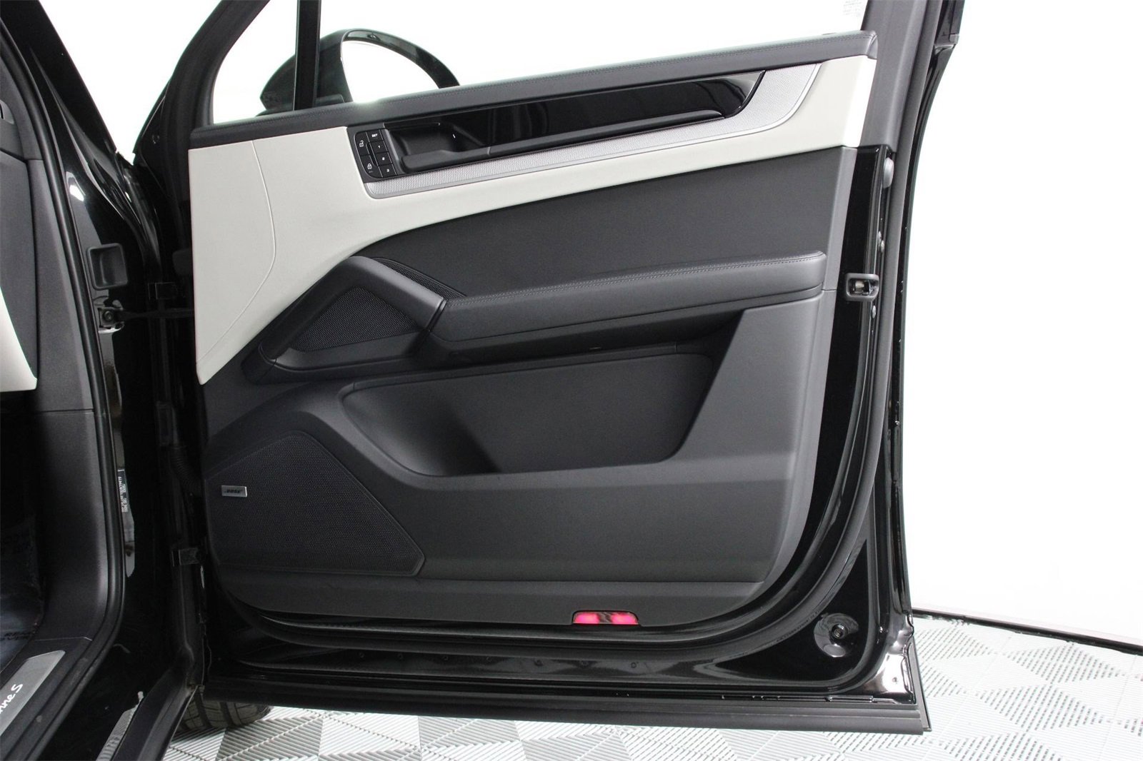 Used 2025 Porsche Cayenne S image 23