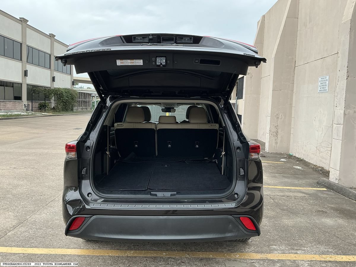 Used 2022 Toyota Highlander XLE FWD image 10