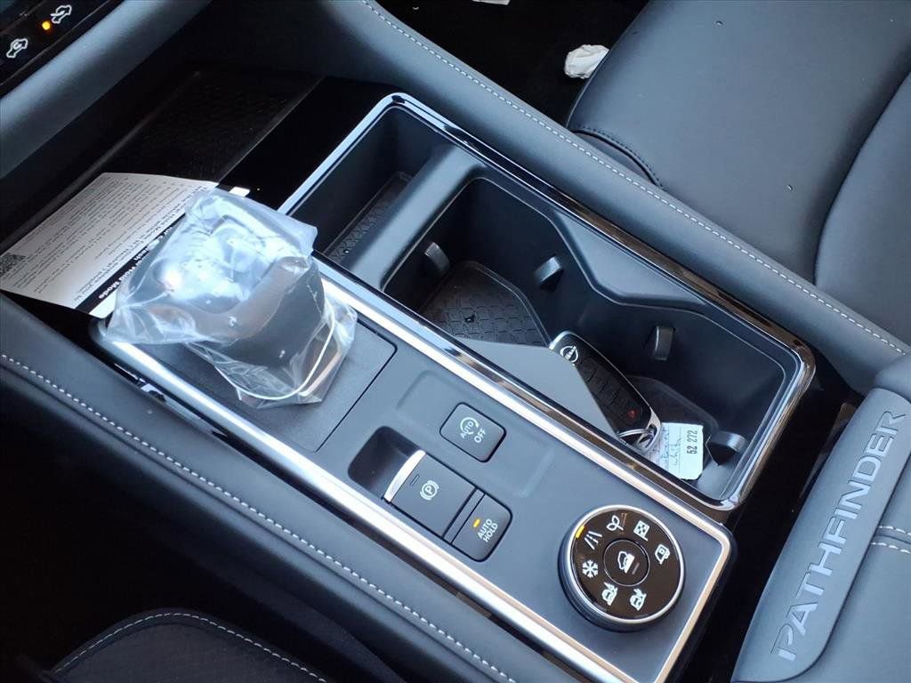 New 2025 Nissan Pathfinder SL image 15