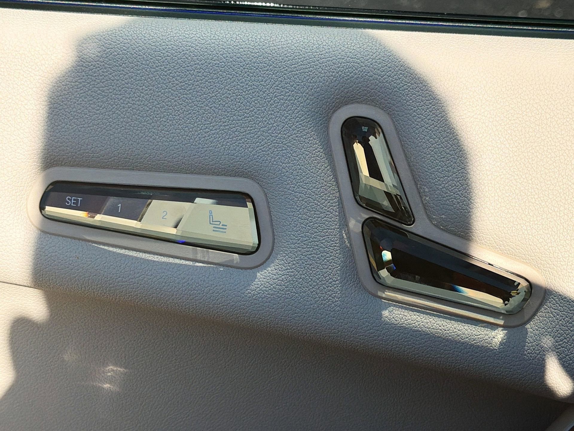 Certified 2025 BMW iX xDrive50 w/ Premium Package image 27