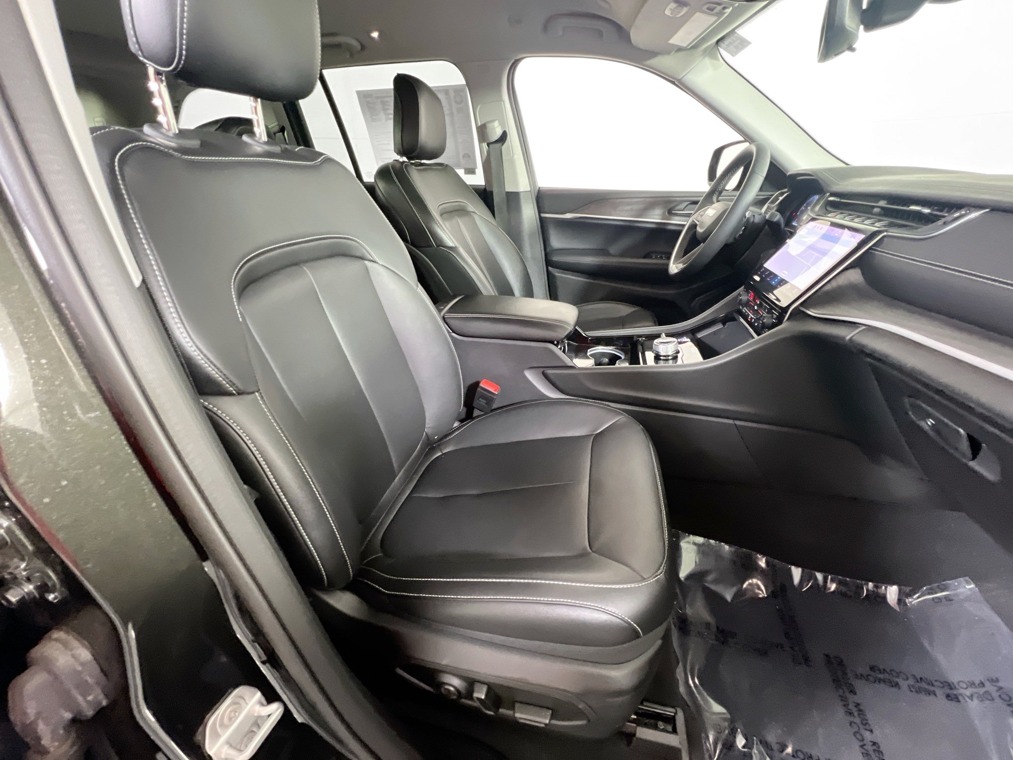 Used 2023 Jeep Grand Cherokee Limited AWD/4WD image 27
