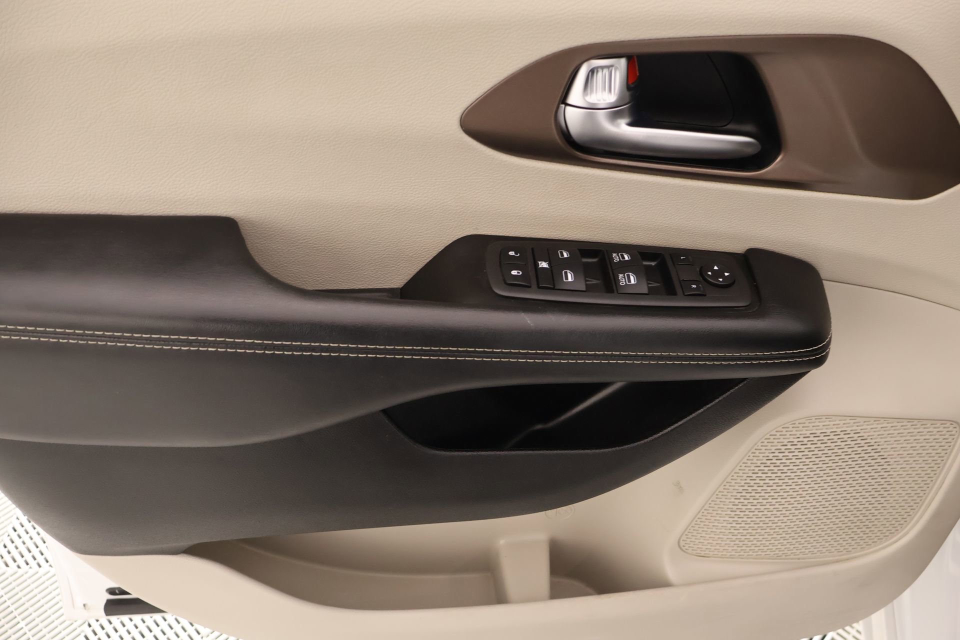 Used 2022 Chrysler Voyager LX image 15