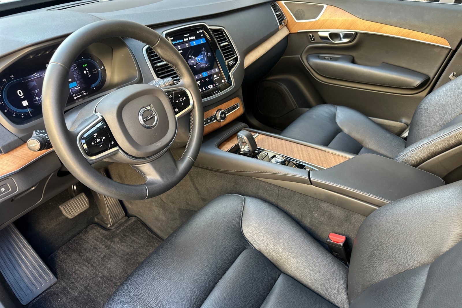 Used 2023 Volvo XC90 T8 Plus w/ Protection Package Premier image 9