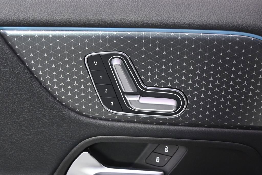 Used 2025 Mercedes-Benz GLA 250 4MATIC image 15