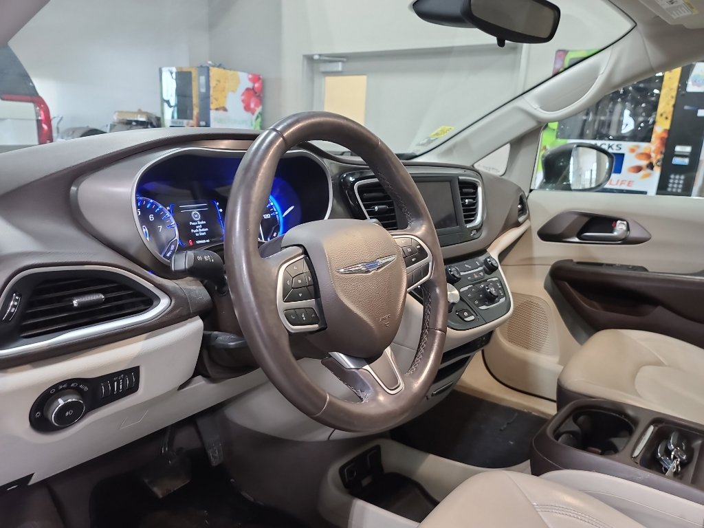 Used 2018 Chrysler Pacifica Touring-L image 8