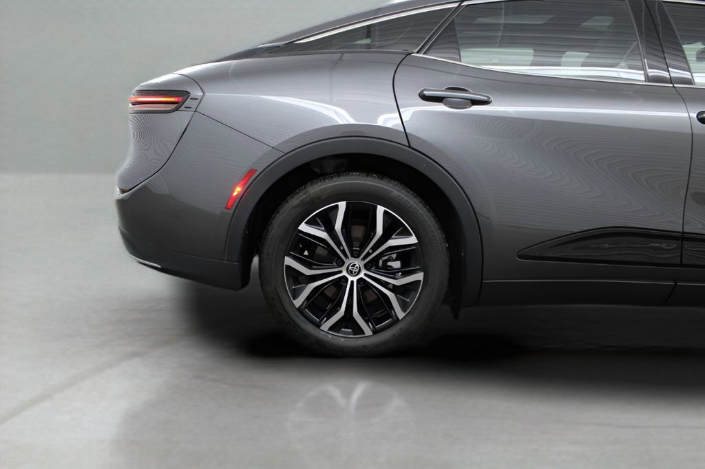 Used 2023 Toyota Crown Limited image 14