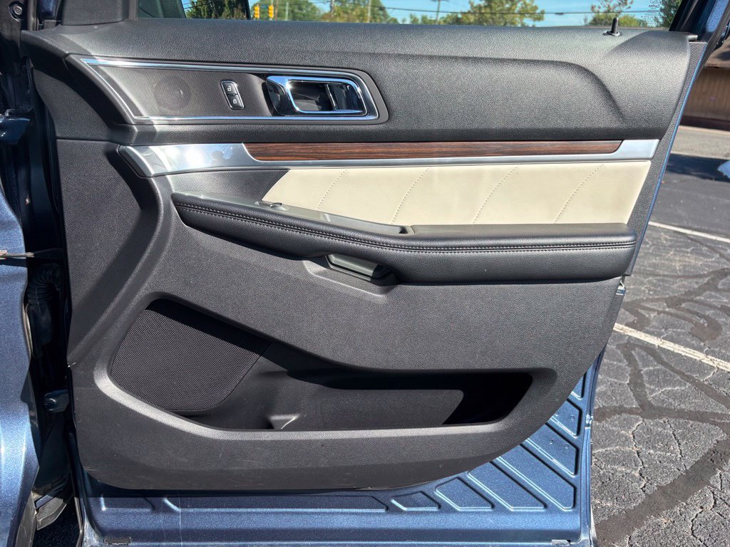 Used 2019 Ford Explorer Limited w/ Limited Luxury Package FWD image 29