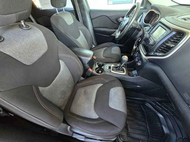 Used 2018 Jeep Cherokee Latitude FWD image 16