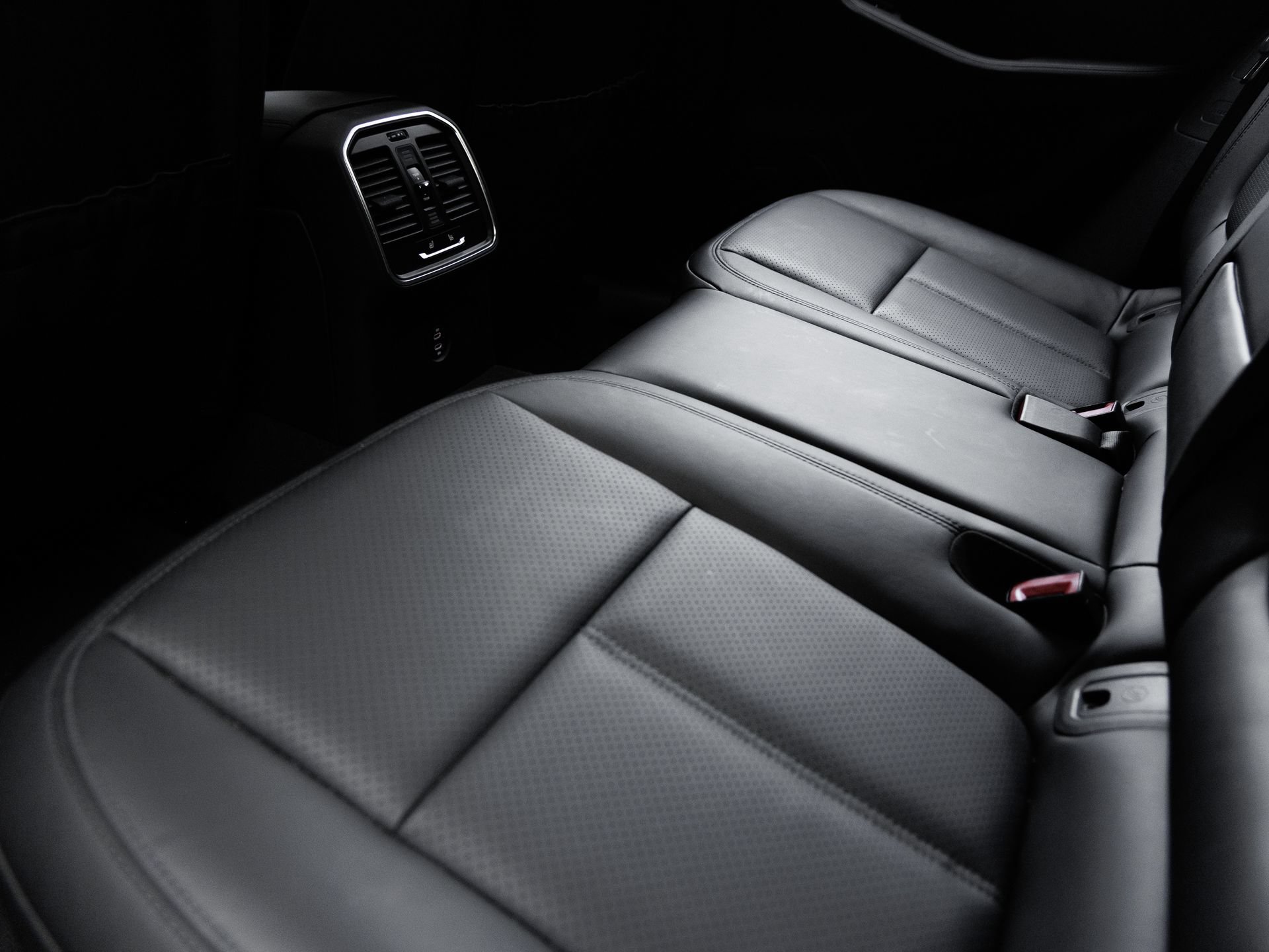 Certified 2025 Porsche Macan Turbo AWD/4WD image 25
