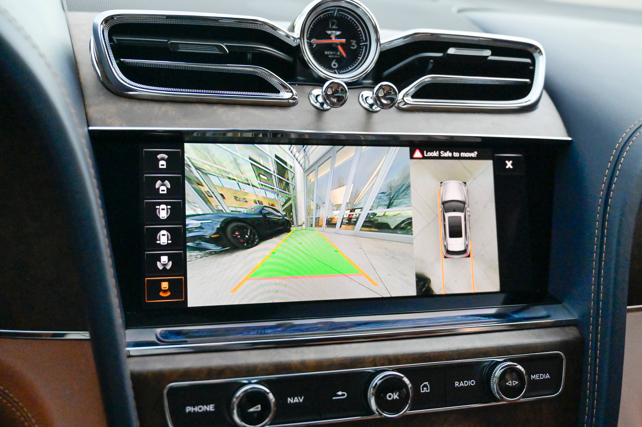 Used 2023 Bentley Bentayga image 30