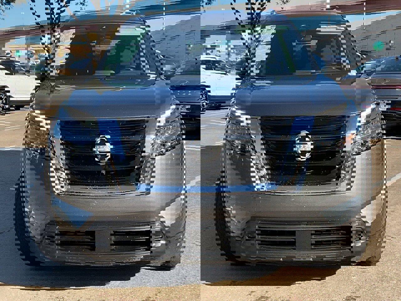 Used 2024 Nissan Pathfinder SV image 3