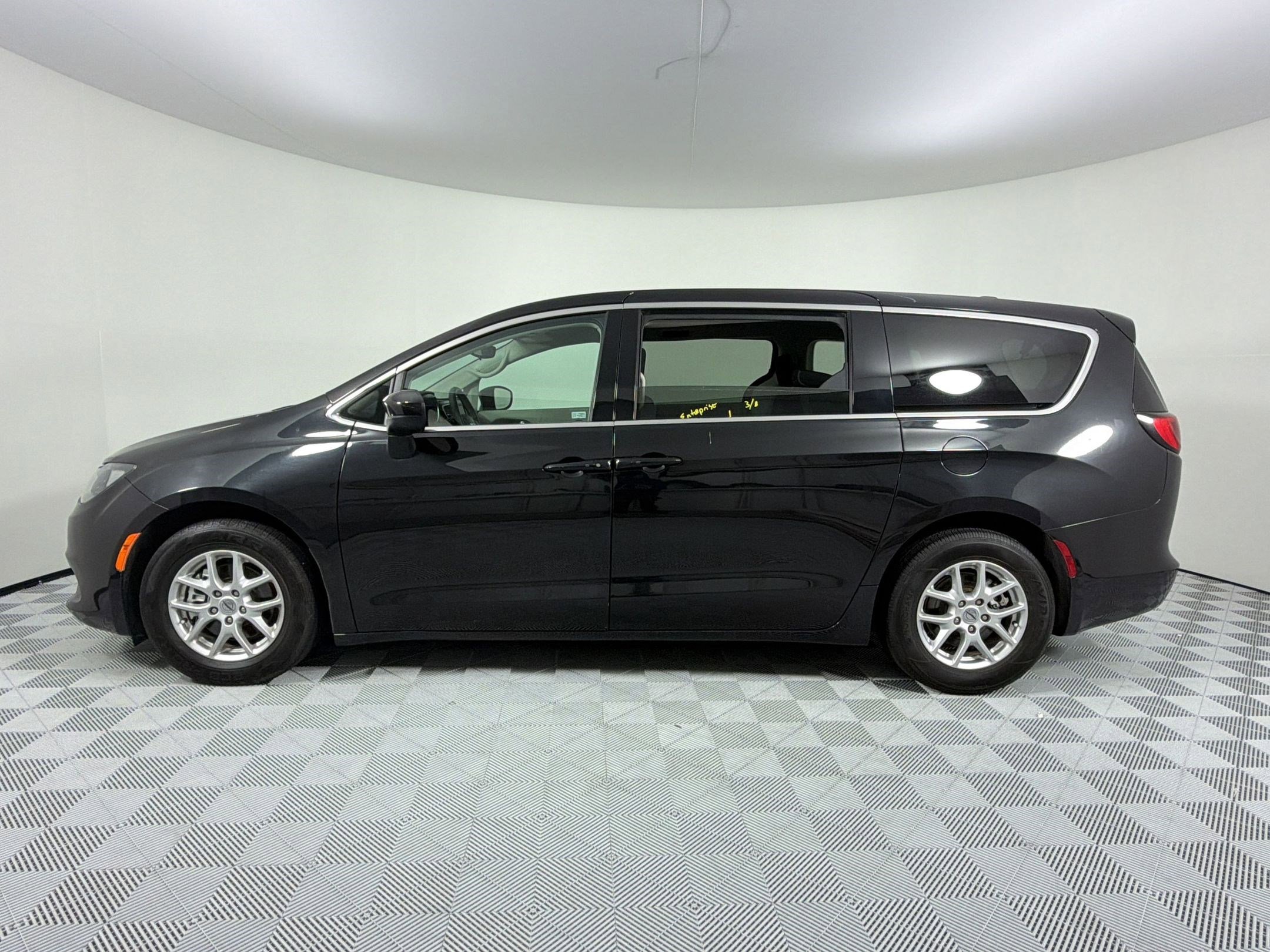 Used 2023 Chrysler Voyager LX image 2