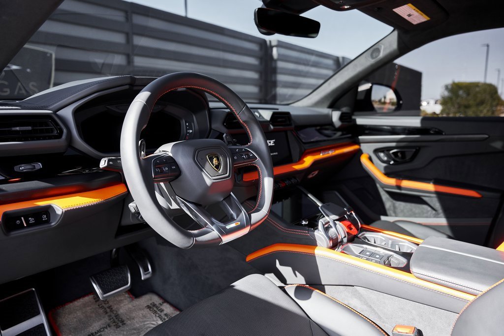 Used 2025 Lamborghini Urus SE image 2