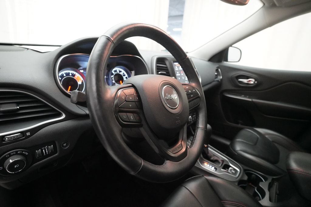 Used 2019 Jeep Cherokee Trailhawk w/ Comfort/Convenience Group AWD/4WD image 8