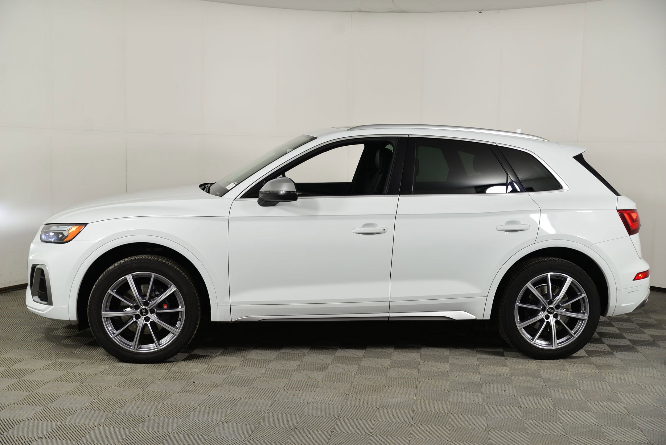 Used 2022 Audi SQ5 Premium Plus w/ Premium Plus Package image 2