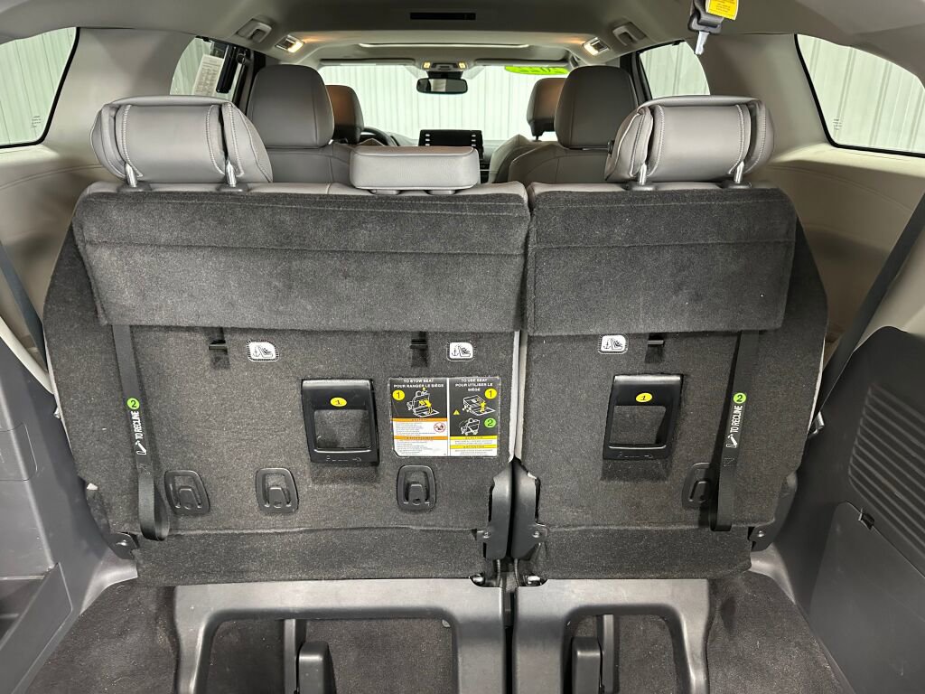 Used 2022 Toyota Sienna XLE image 13