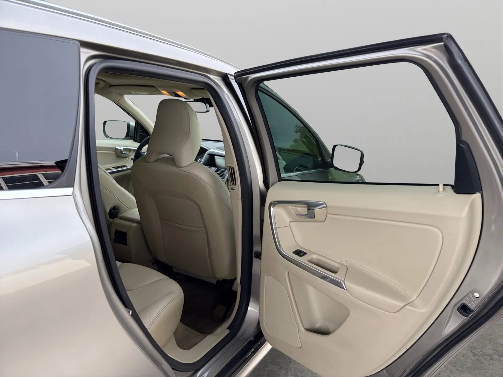 Used 2015 Volvo XC60 T6 Platinum w/ Protection Package AWD/4WD image 17