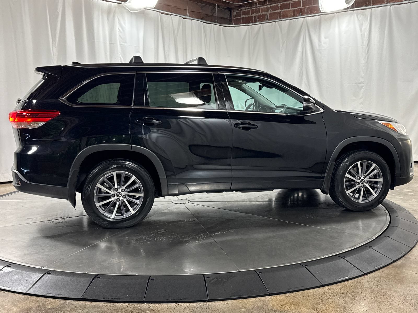 Used 2018 Toyota Highlander XLE AWD/4WD image 6