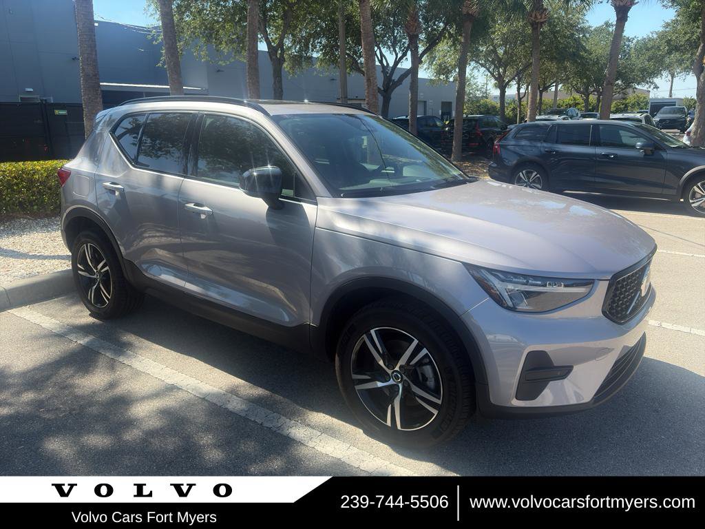Used 2026 Volvo XC40 B4 Plus FWD image 1