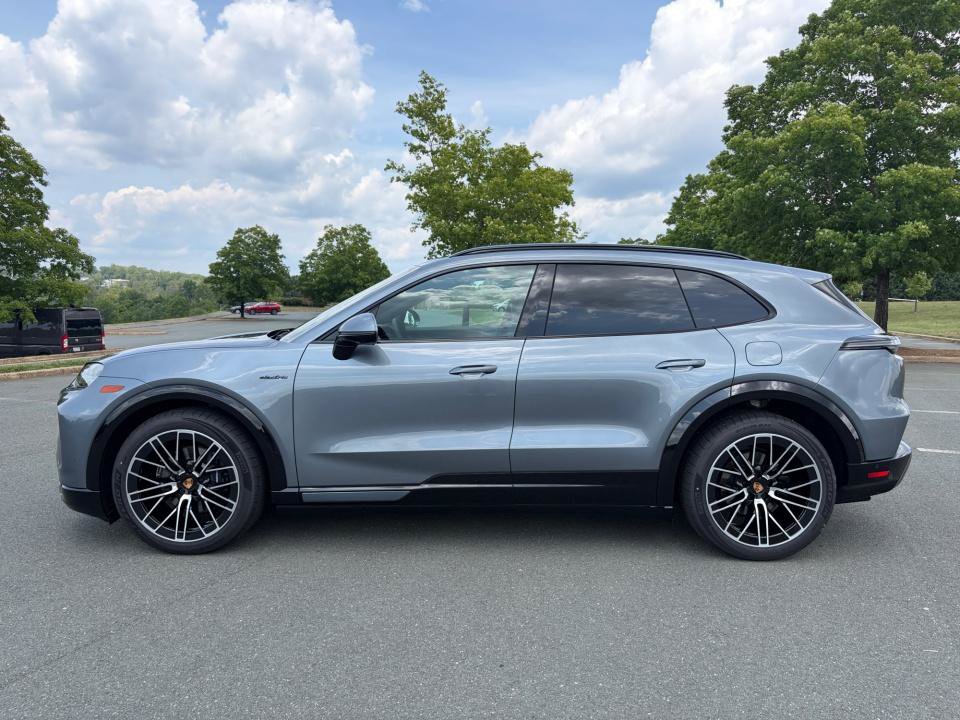 New 2026 Porsche Cayenne Electric AWD/4WD image 2
