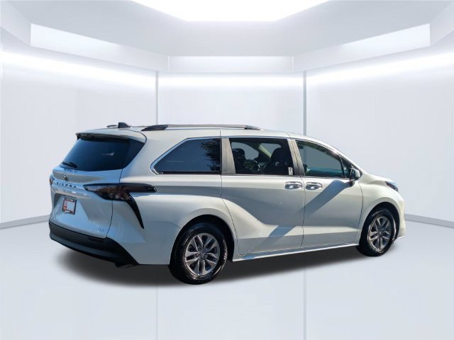 Certified 2026 Toyota Sienna XLE FWD image 5