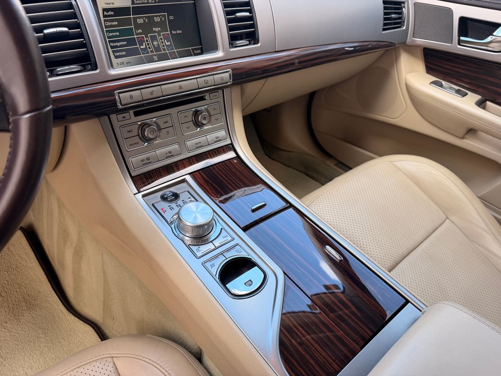 Used 2010 Jaguar XF Premium RWD image 14