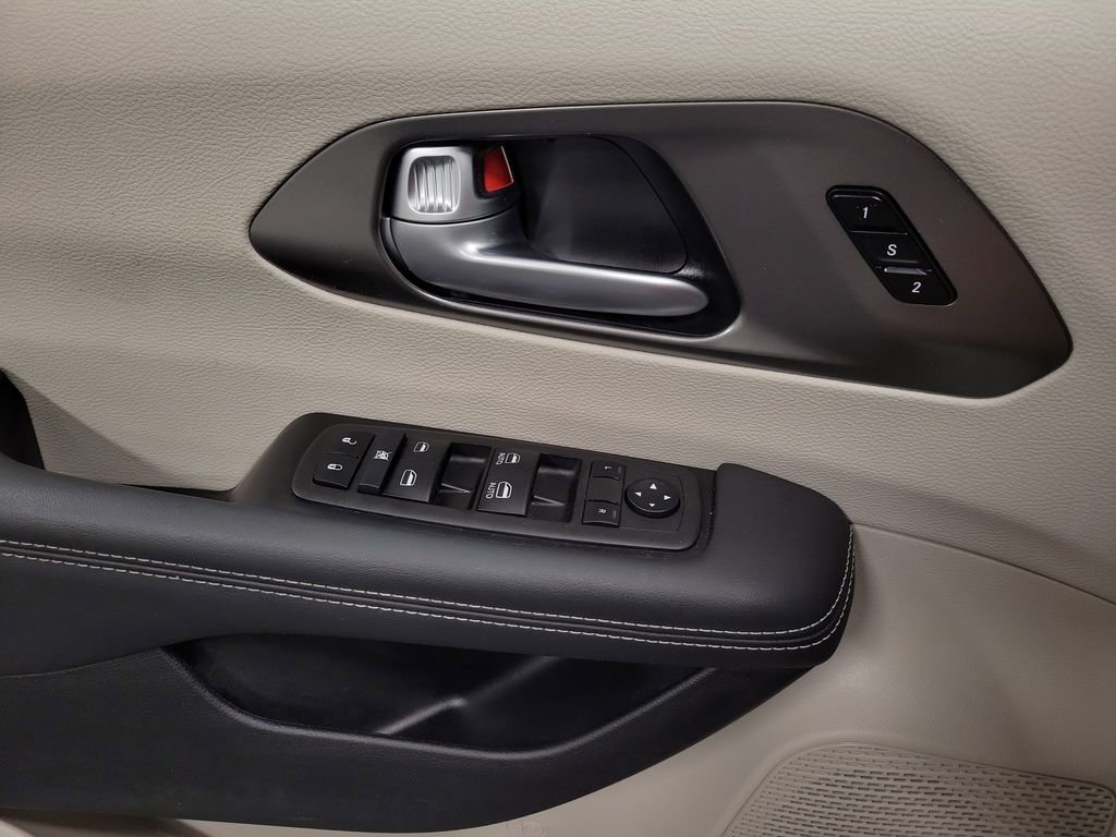 Used 2024 Chrysler Pacifica Touring-L FWD image 18