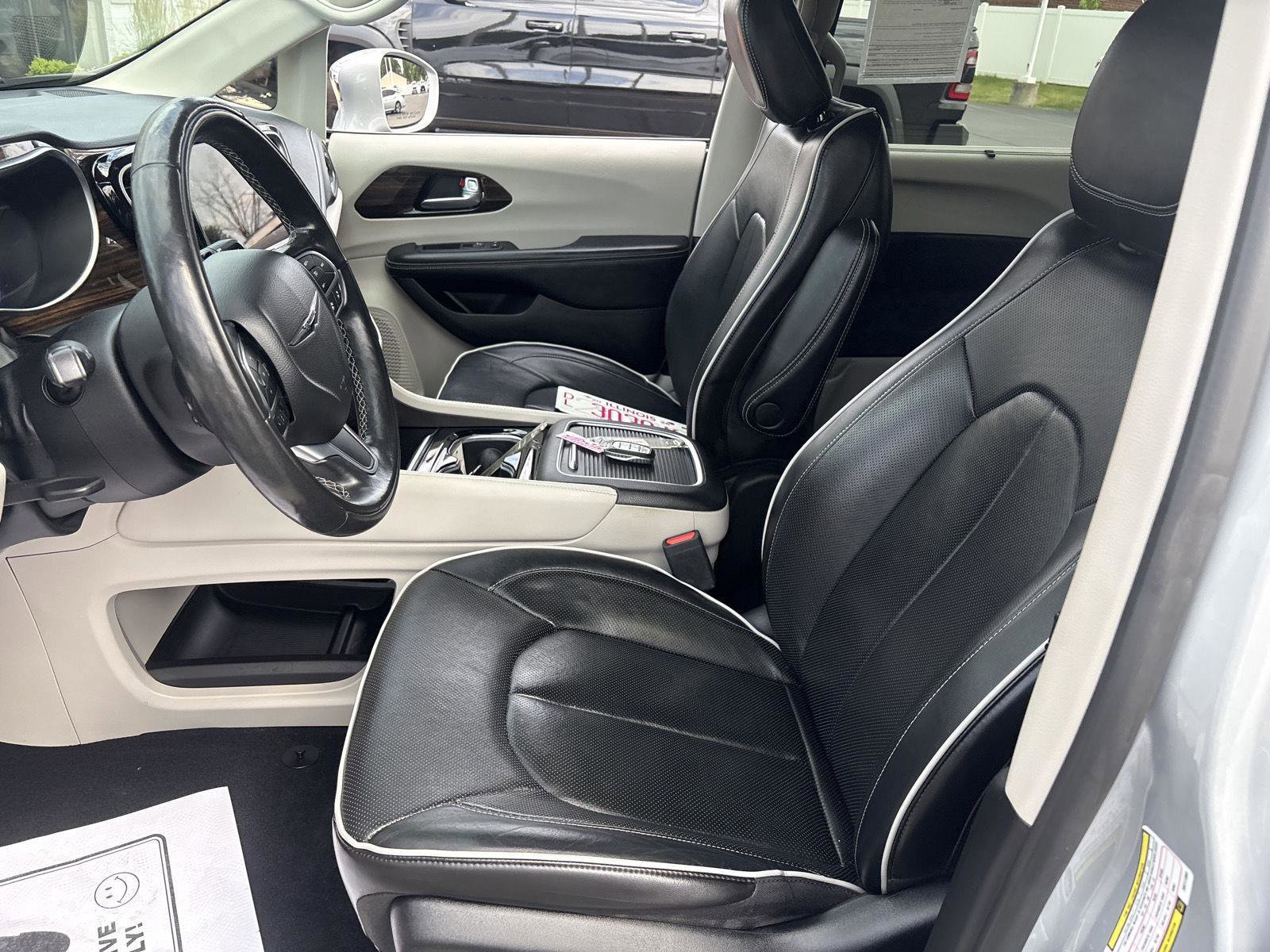Used 2022 Chrysler Pacifica Limited AWD/4WD image 9