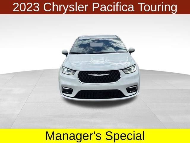 Used 2023 Chrysler Pacifica Touring FWD image 2