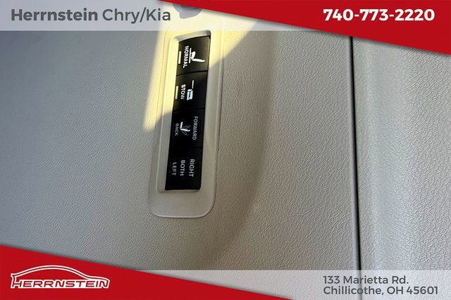 Used 2018 Chrysler Pacifica Limited w/ Tire & Wheel Group image 26