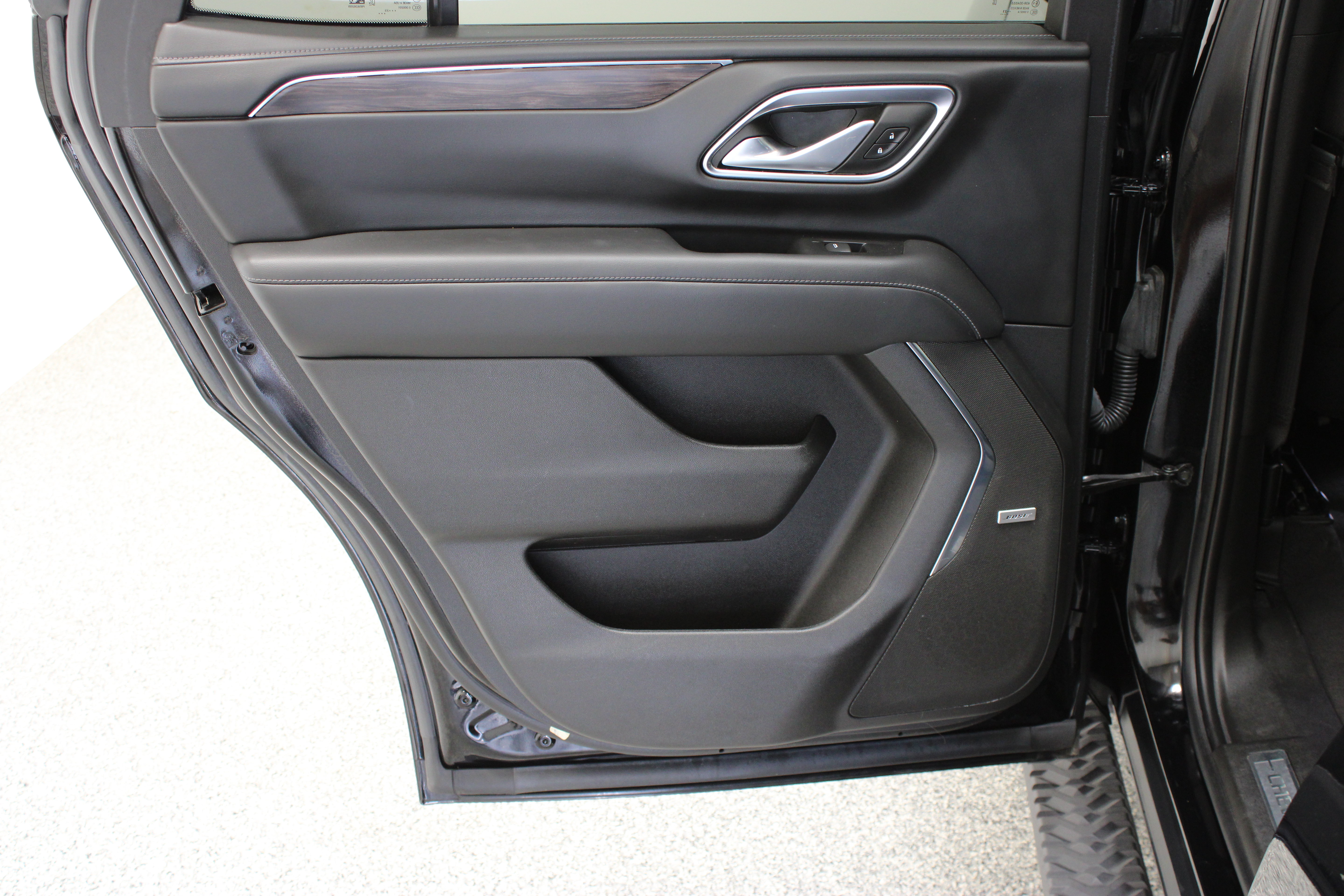 Used 2023 Chevrolet Tahoe Z71 w/ Z71 Off-Road Package AWD/4WD image 28