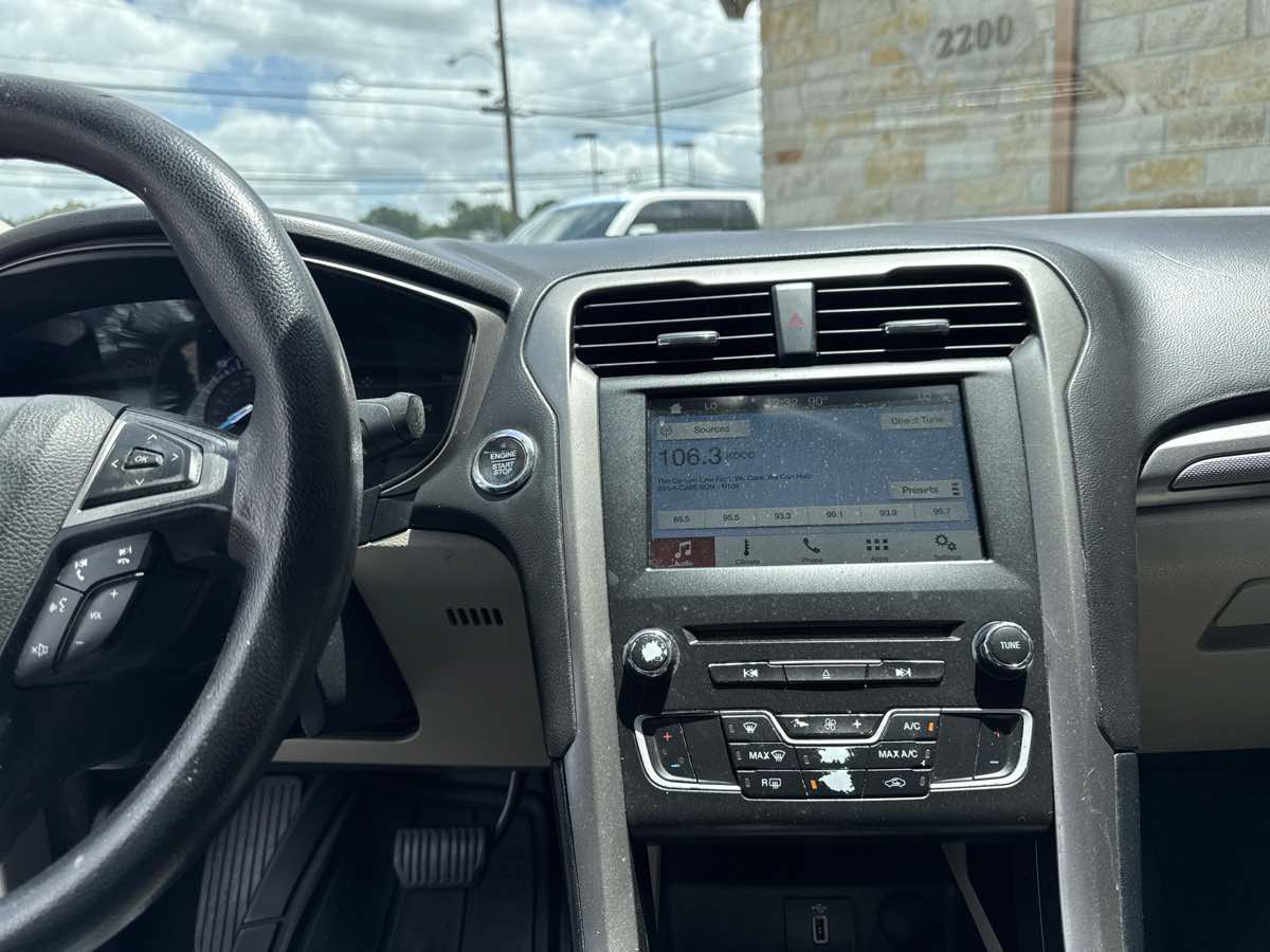 Used 2018 Ford Fusion SE w/ Fusion SE Technology Package FWD image 11