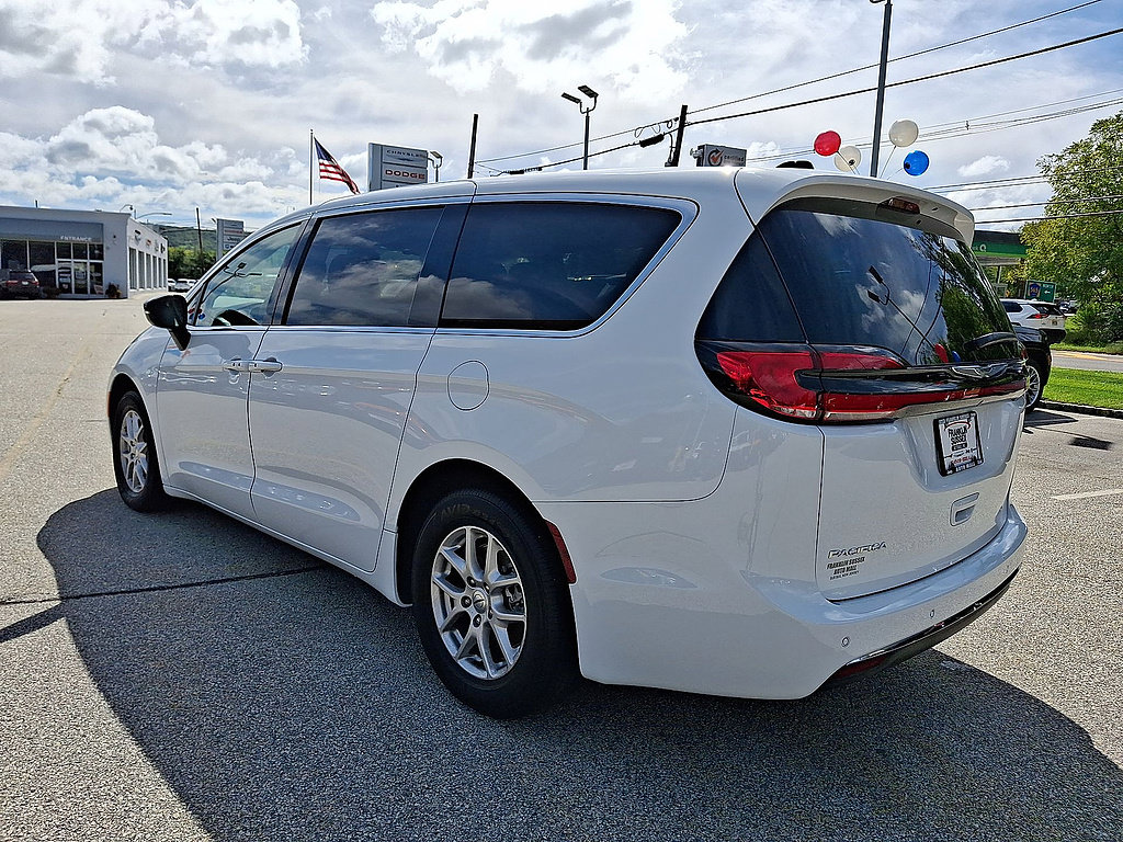 Used 2024 Chrysler Pacifica Touring-L FWD image 51