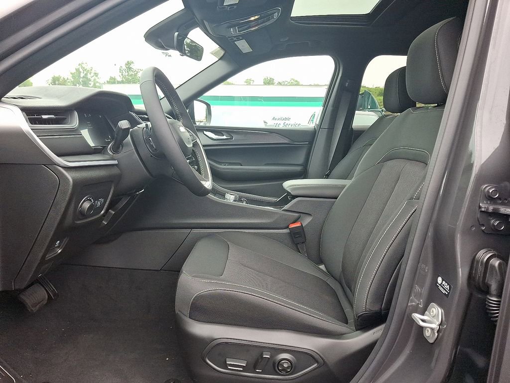 New 2025 Jeep Grand Cherokee Laredo X image 13