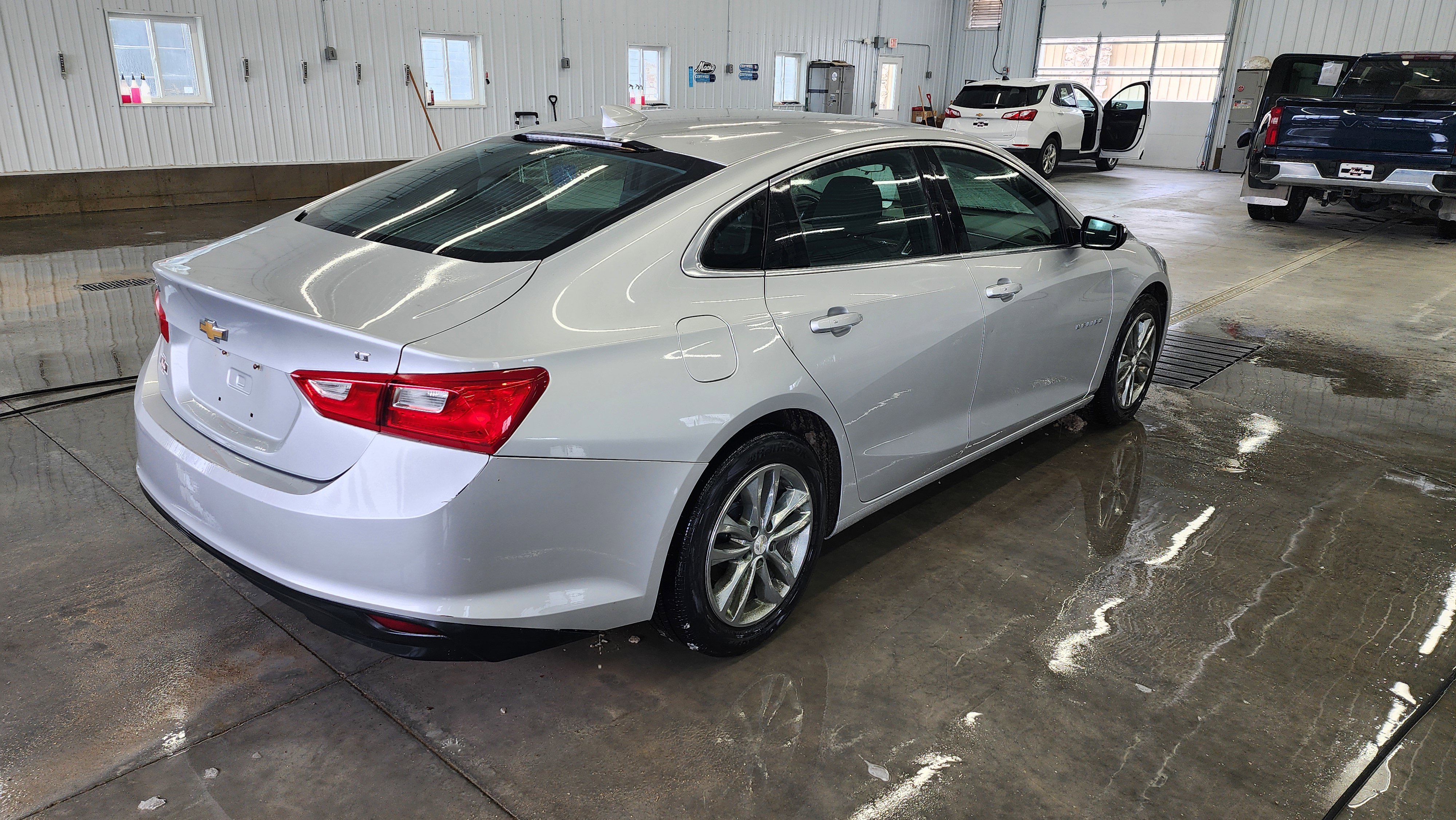 Used 2017 Chevrolet Malibu LT image 4