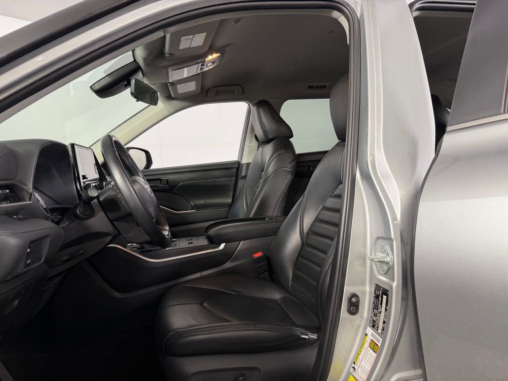 Used 2023 Toyota Highlander LE image 19