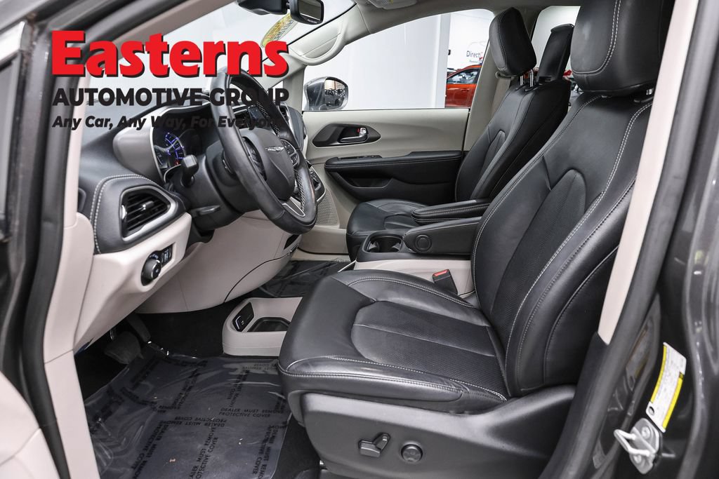Used 2022 Chrysler Pacifica Touring-L w/ Uconnect Theater Family Group FWD image 14