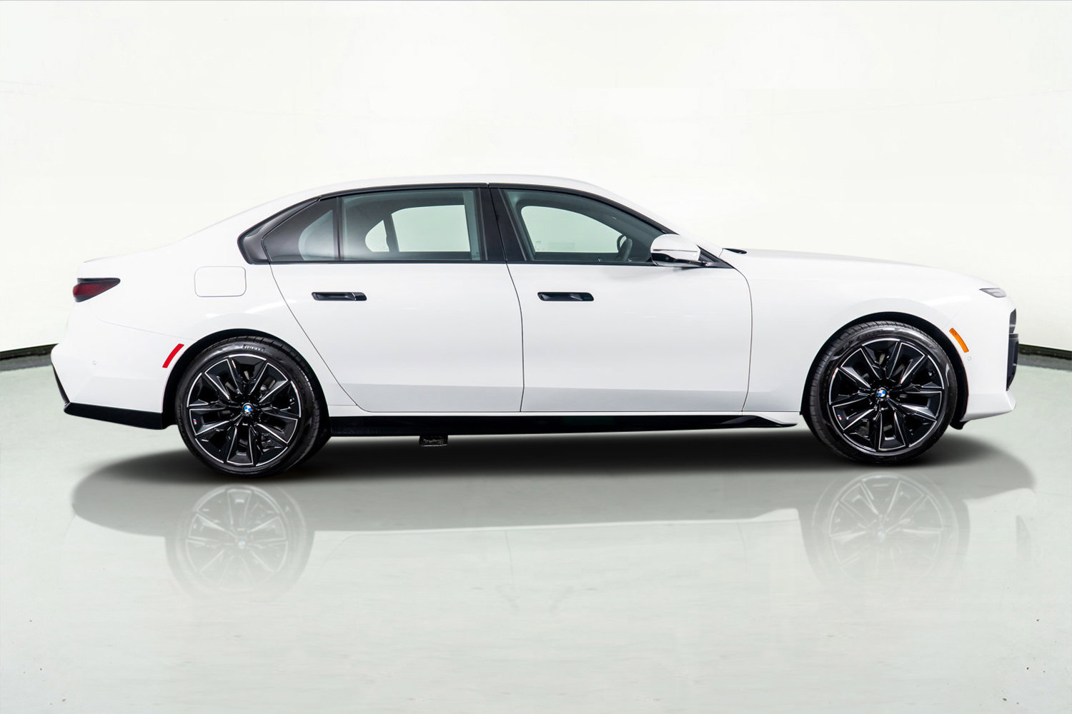 Used 2025 BMW 740i w/ Premium Package RWD image 5